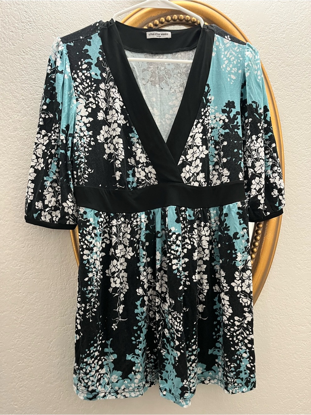 cha cha vente Floral V-Neck Tunic Top in Aqua, Black and White